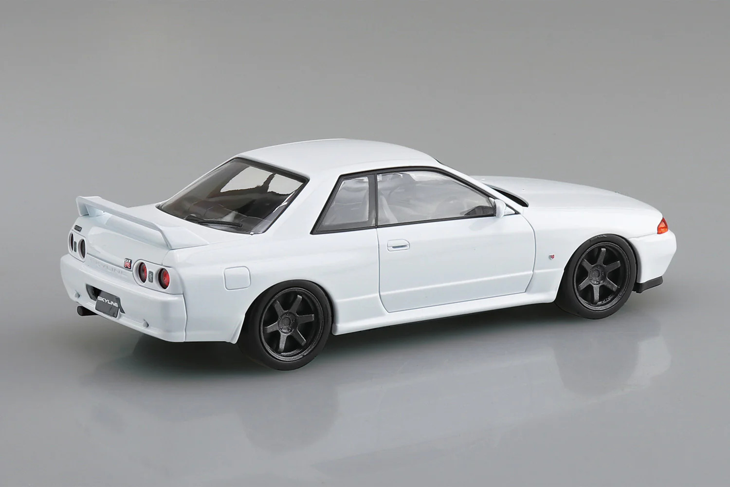 NISSAN R32 1.00 SKYLINE GT-R CUSTOM WHEEL (Crystal White) 1/32 SNAP Model Kit - Image 3